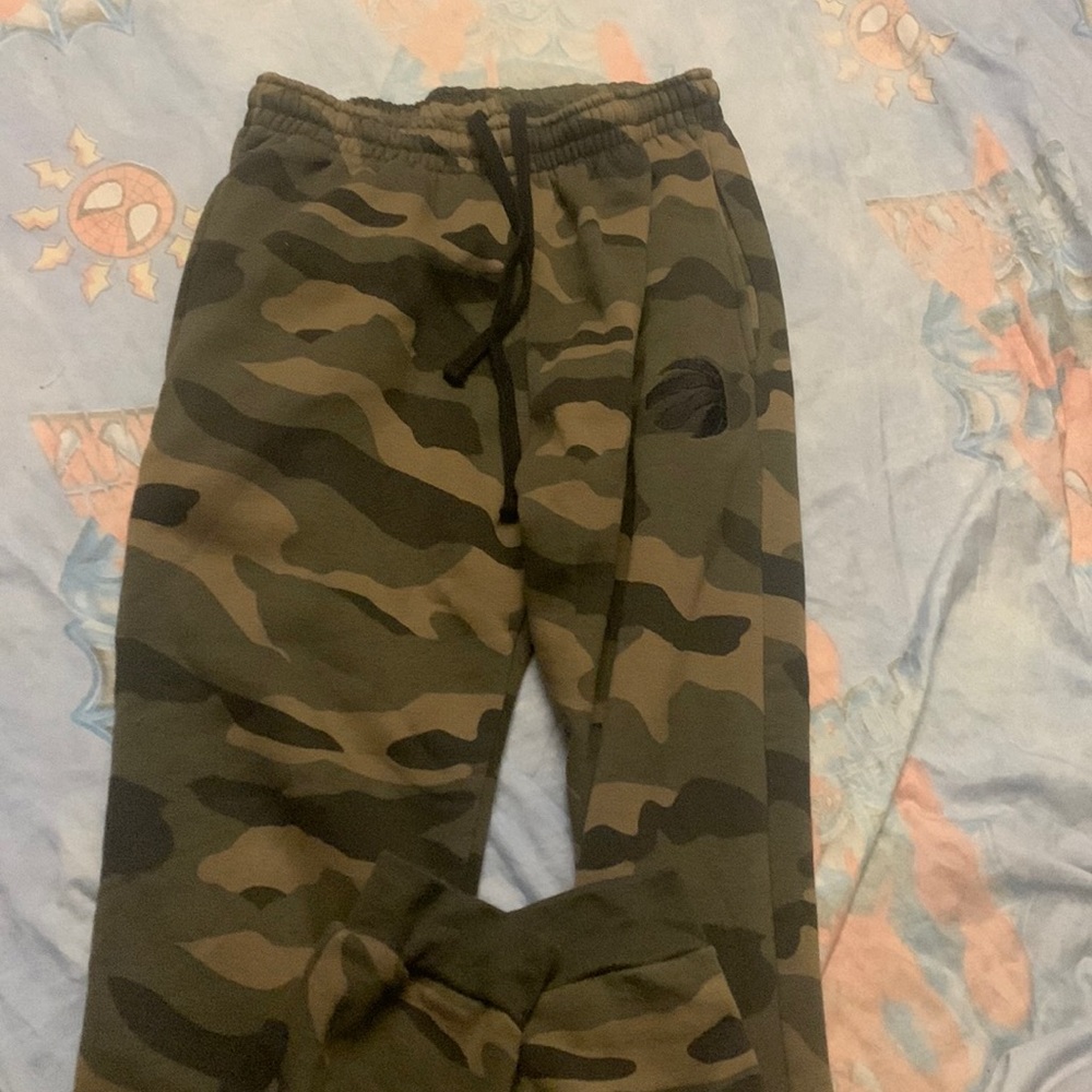 Men’s size M raptors camo sweatpants